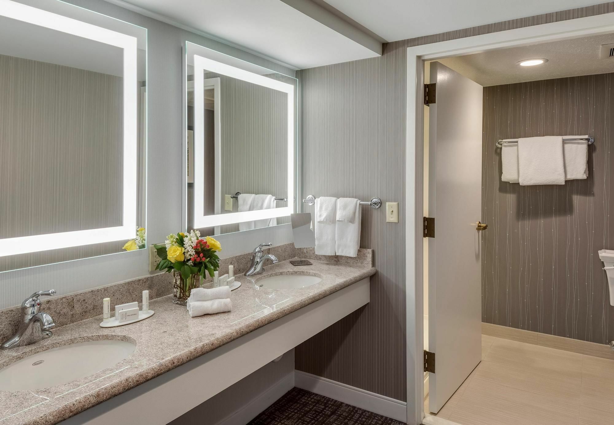 Courtyard By Marriott Portsmouth Hotell Exteriör bild